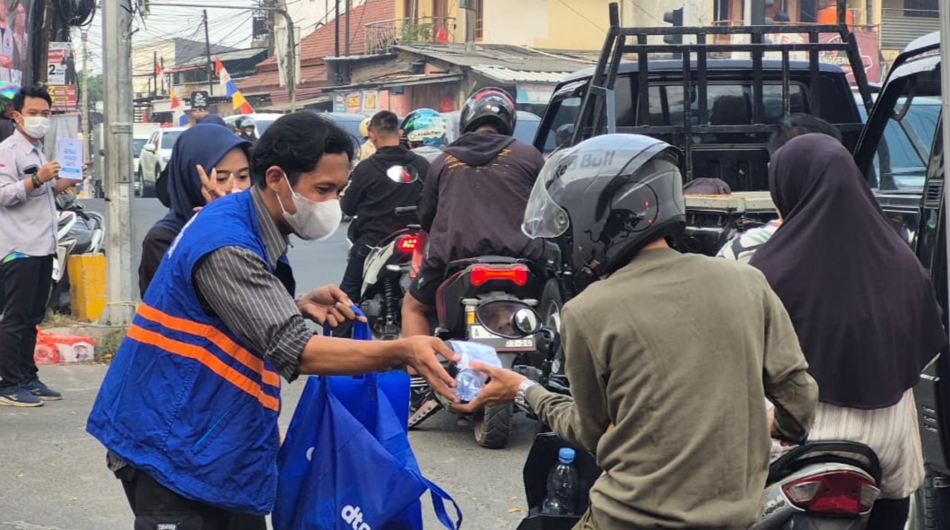 Di Tengah Aktivitas Gunung Anak Krakatau, DT Peduli Serang Bagikan 500 Masker dan Air Minum 