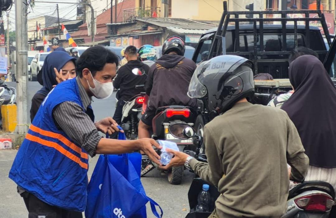 Di Tengah Aktivitas Gunung Anak Krakatau, DT Peduli Serang Bagikan 500 Masker dan Air Minum 