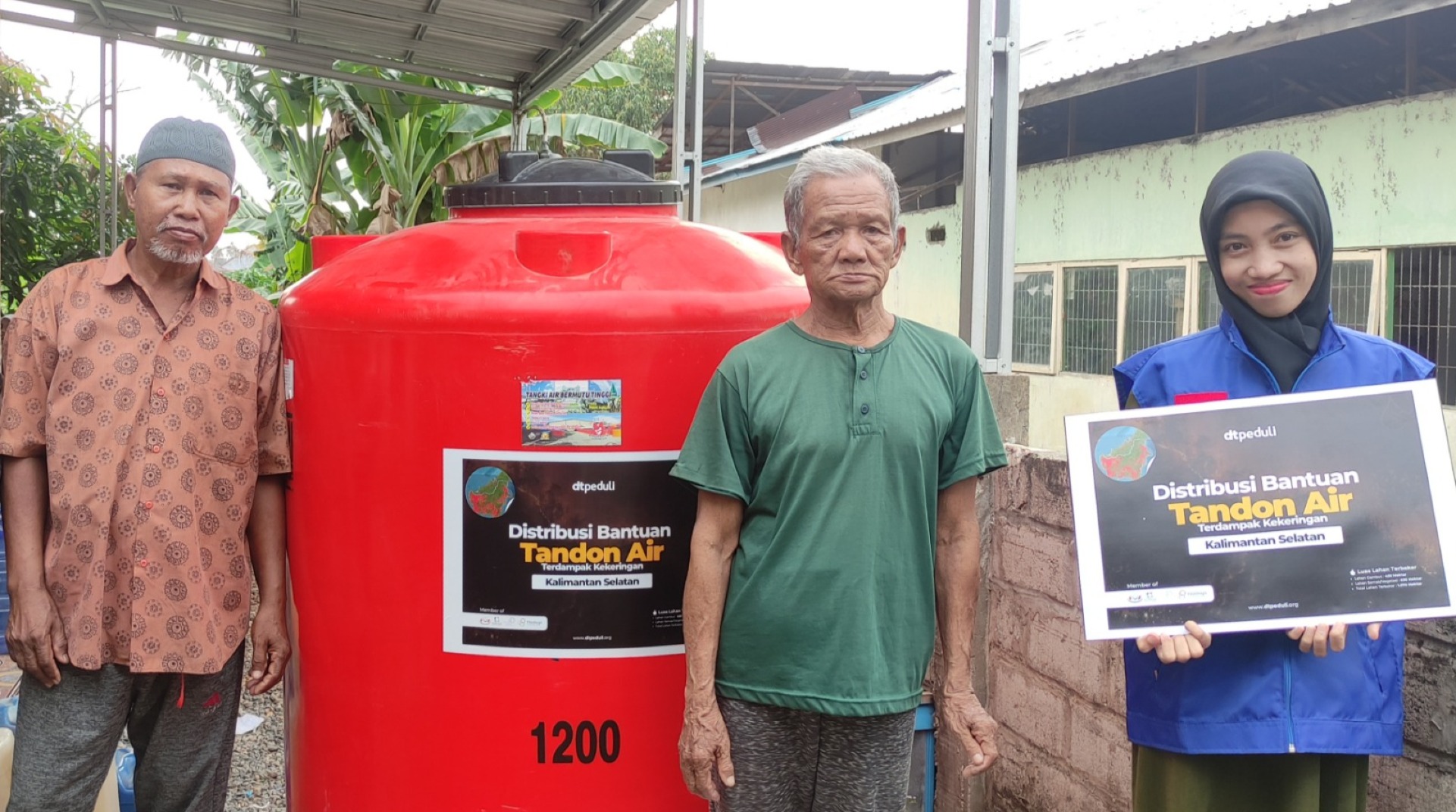 DT Peduli Kalsel Salurkan Tandon Air 1.200 Liter untuk Warga Berangas Barat