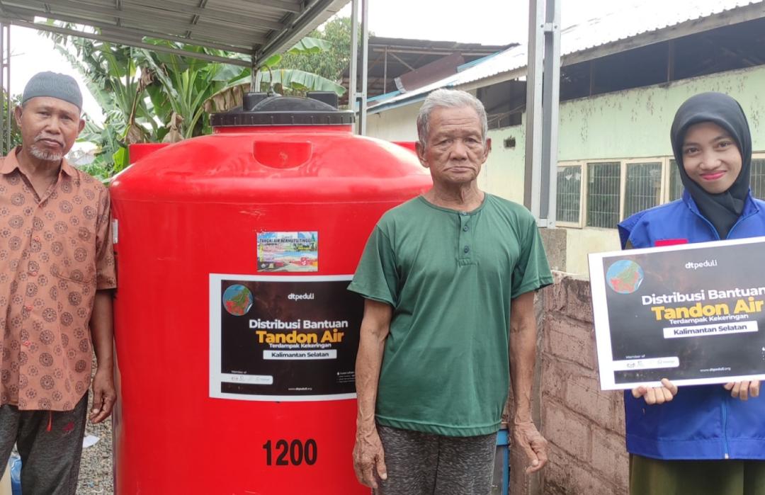 DT Peduli Kalsel Salurkan Tandon Air 1.200 Liter untuk Warga Berangas Barat