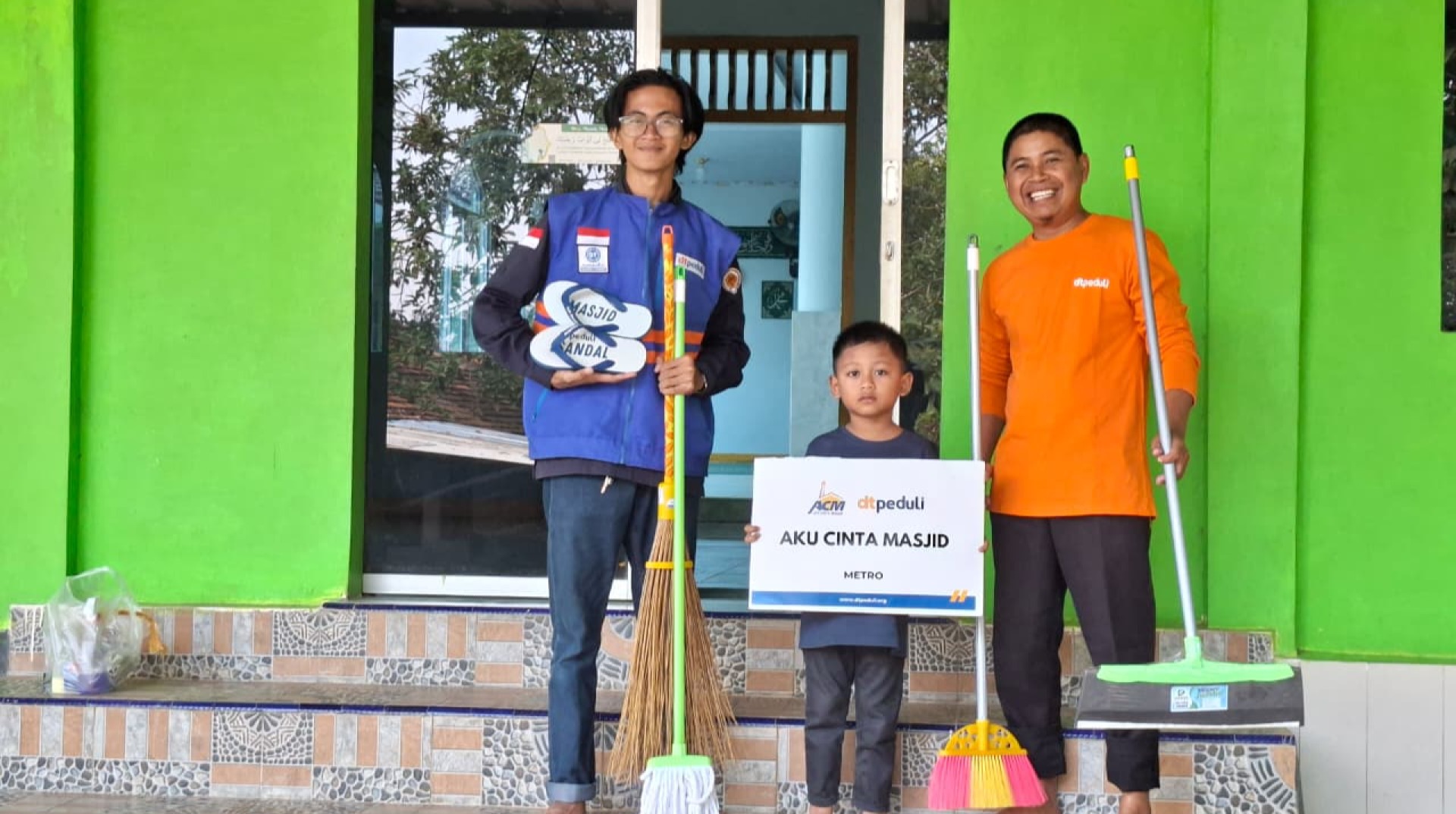 Menjaga Rumah Allah Tetap Nyaman, DT Peduli Metro Melalui Program ACM Bersihkan Masjid Baitul Makmur