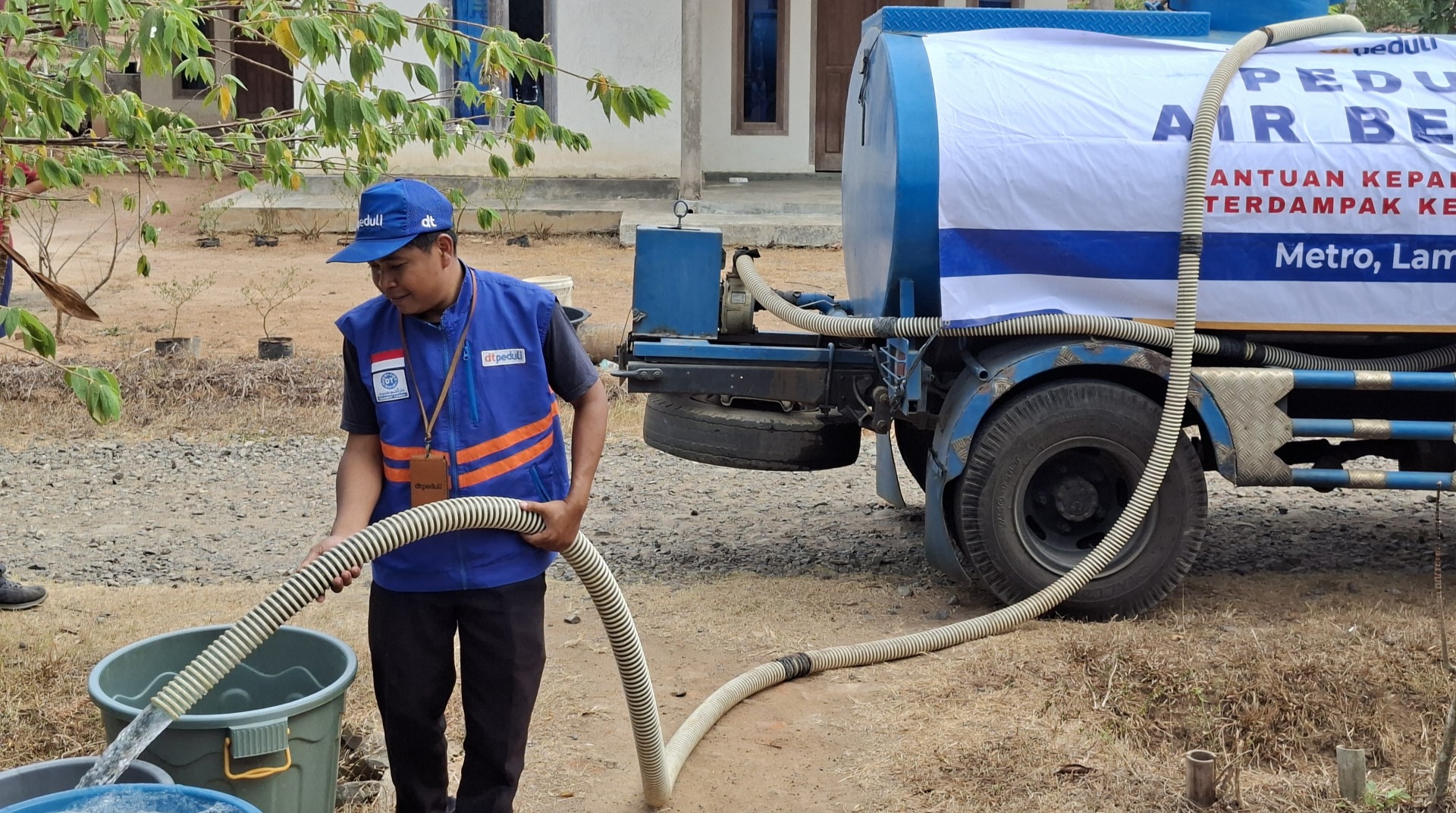 Bantu Warga Terdampak Kekeringan, DT Peduli Metro Distribusikan 5.000 Liter Air Bersih