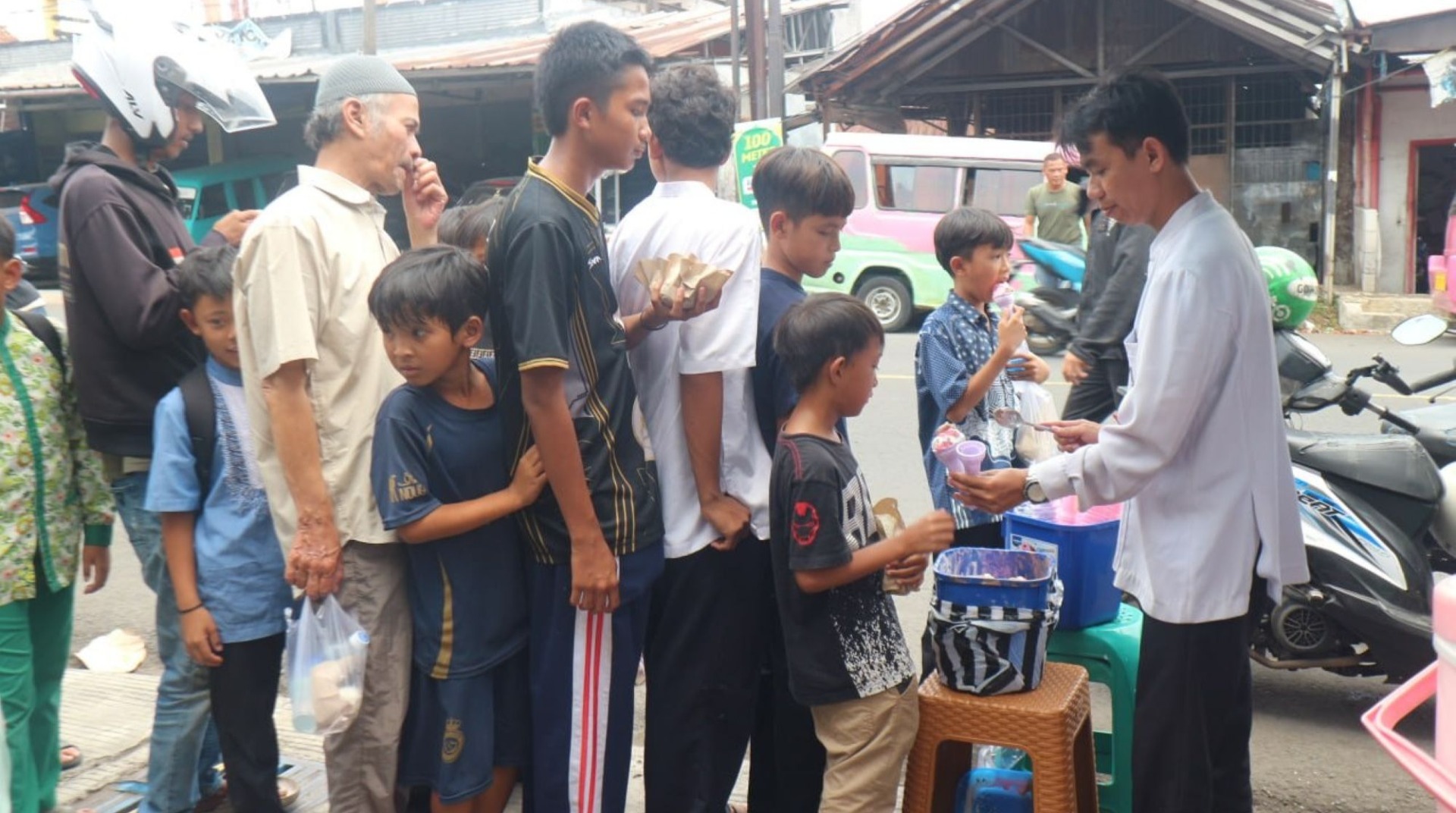 Belum 30 Menit, 150 Porsi Rantang Syurga Ludes Dibagikan di Sukabumi