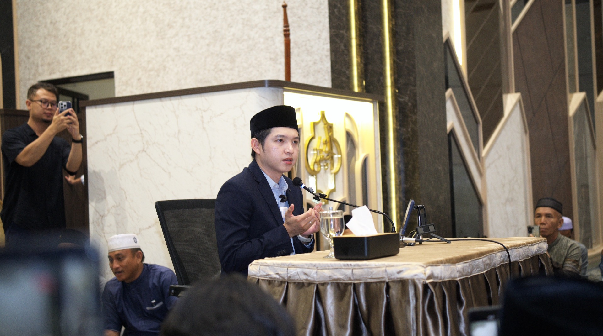 Masjid Bukan Sekadar Tempat Ibadah, Ini Pesan Koh Dennis Lim di Pekanbaru