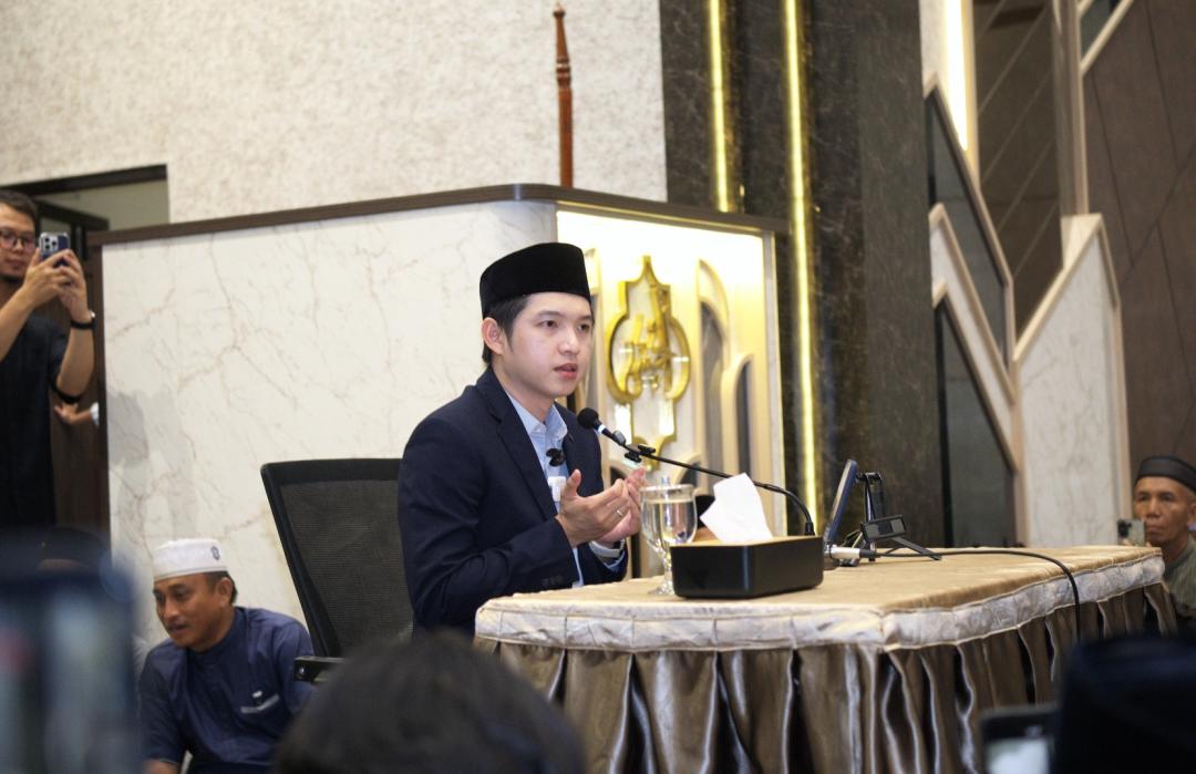 Masjid Bukan Sekadar Tempat Ibadah, Ini Pesan Koh Dennis Lim di Pekanbaru
