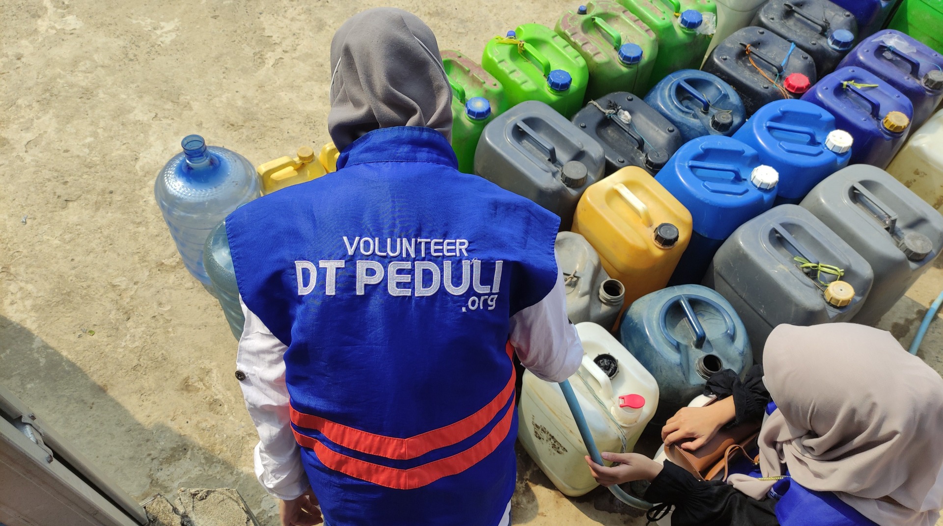 DT Peduli Kalsel Bantu Warga Banjar Hadapi Kemarau dan Kabut Asap