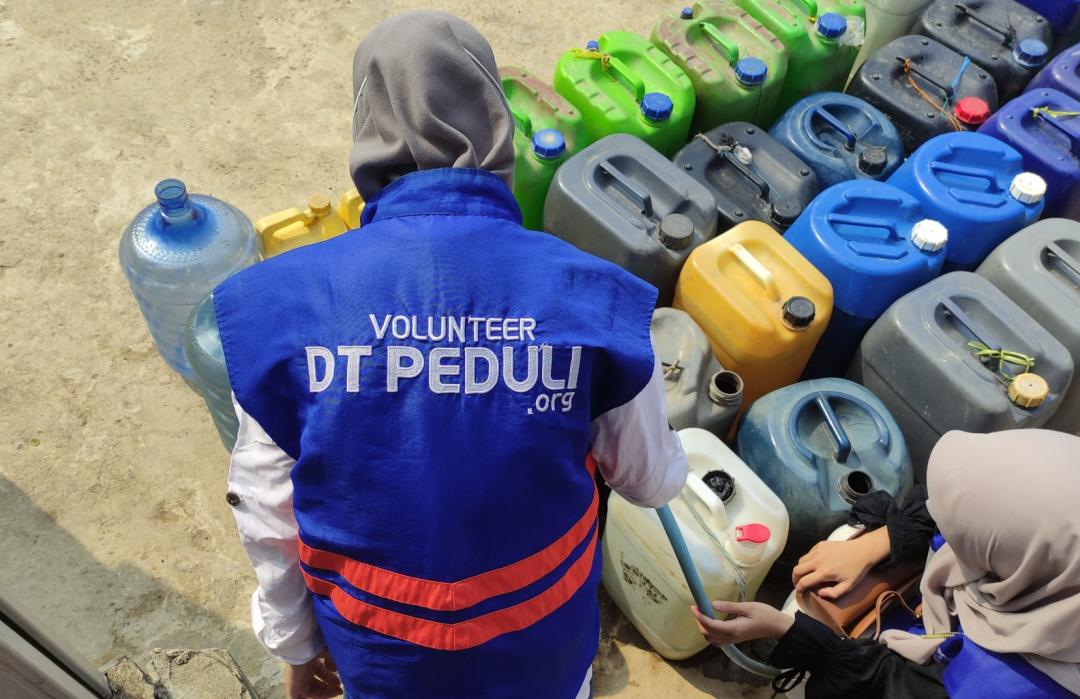 DT Peduli Kalsel Bantu Warga Banjar Hadapi Kemarau dan Kabut Asap