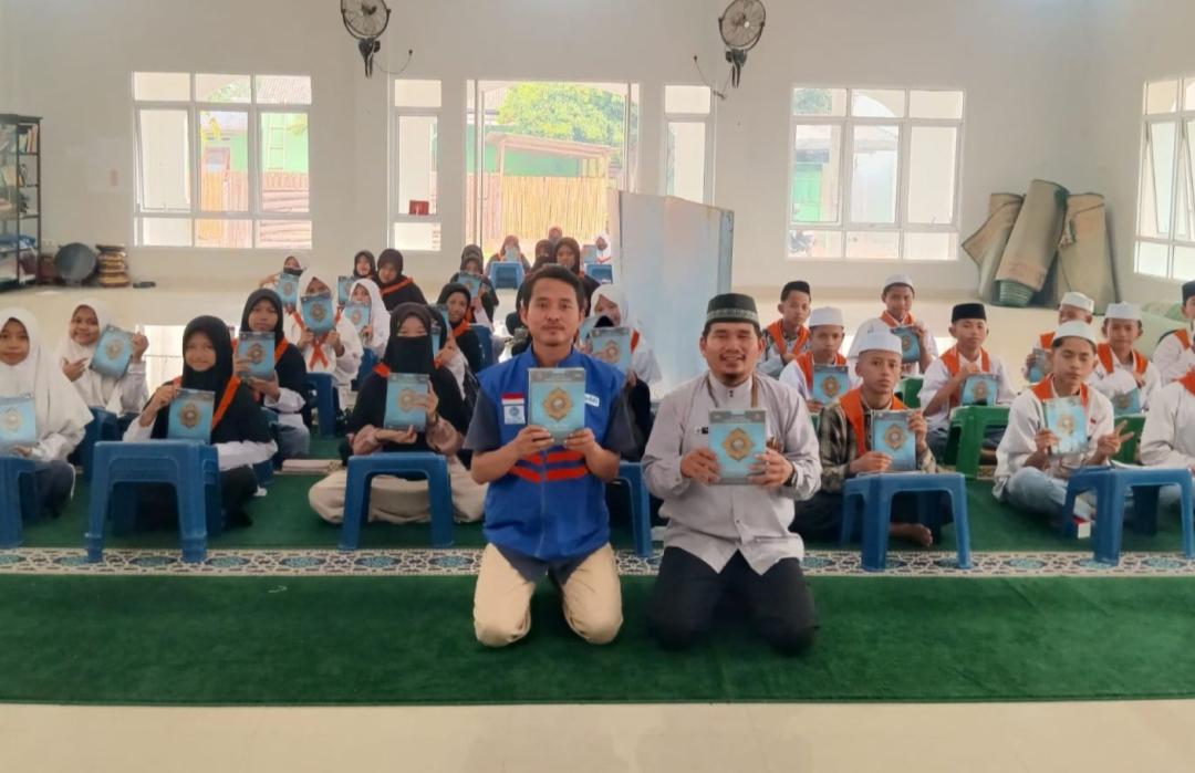 DT Peduli Sumsel Salurkan 60 Mushaf Al-Qur'an untuk Santri di Ogan Ilir