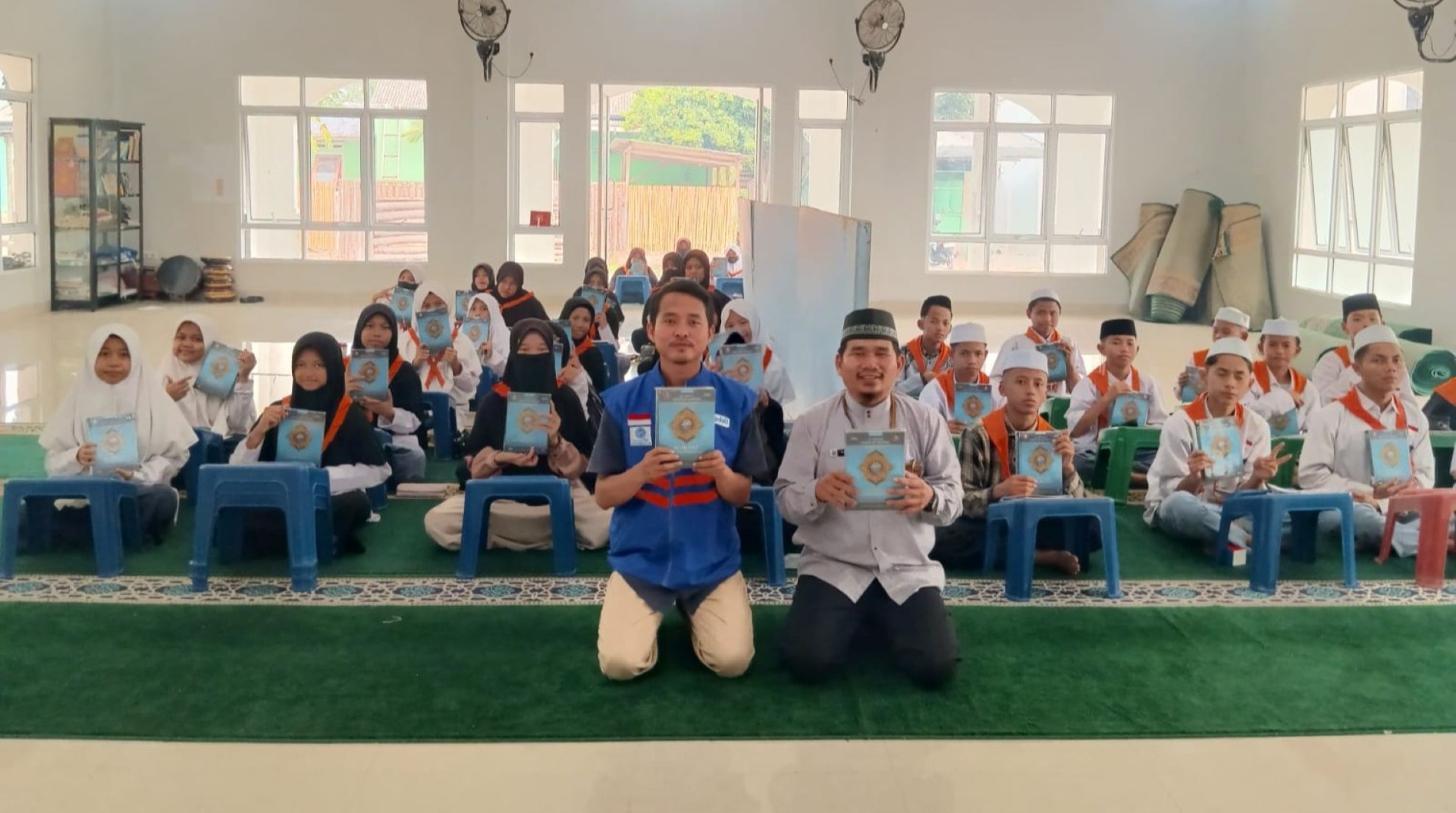 DT Peduli Sumsel Salurkan 60 Mushaf Al-Qur'an untuk Santri di Ogan Ilir