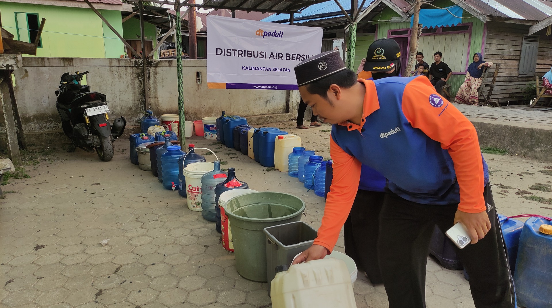 Penyambung Asa Krisis Air, DT Peduli Kalsel Salurkan 2.400 Liter Air Bersih di Barito Kuala