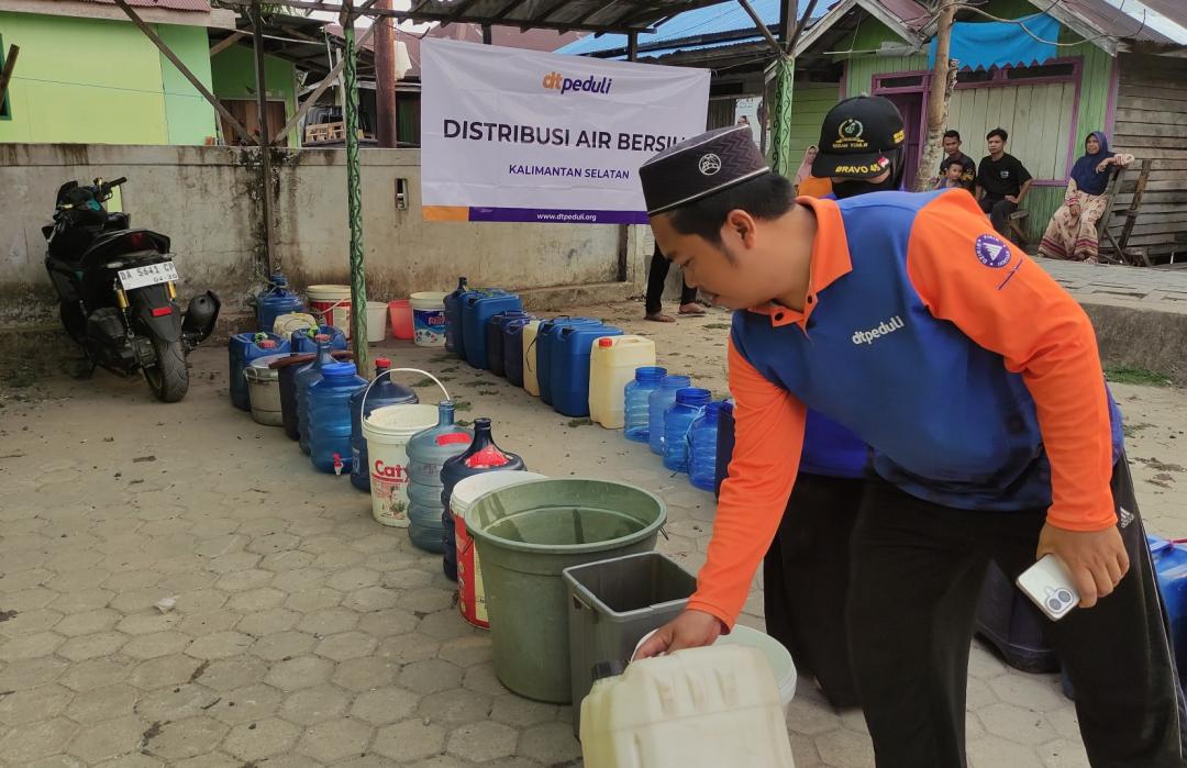 Penyambung Asa Krisis Air, DT Peduli Kalsel Salurkan 2.400 Liter Air Bersih di Barito Kuala
