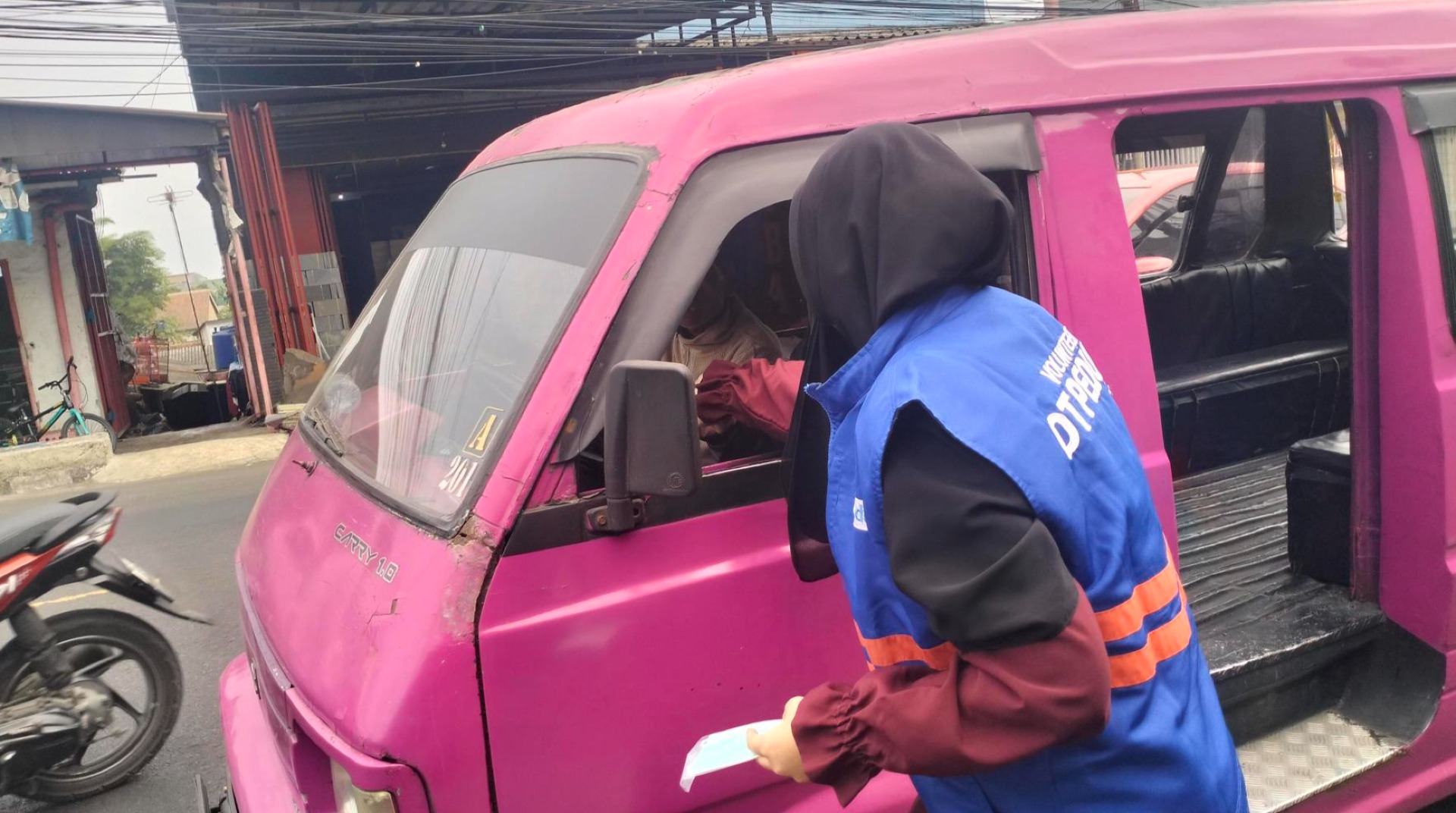 Kolaborasi Kebaikan, DT Peduli Sukabumi dan Apotek Al Fatih Bagikan Masker Gratis untuk Pengguna Jalan 