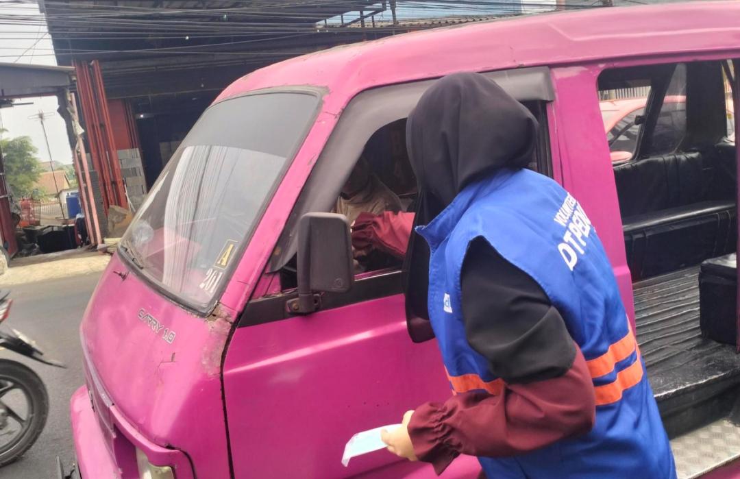 Kolaborasi Kebaikan, DT Peduli Sukabumi dan Apotek Al Fatih Bagikan Masker Gratis untuk Pengguna Jalan 