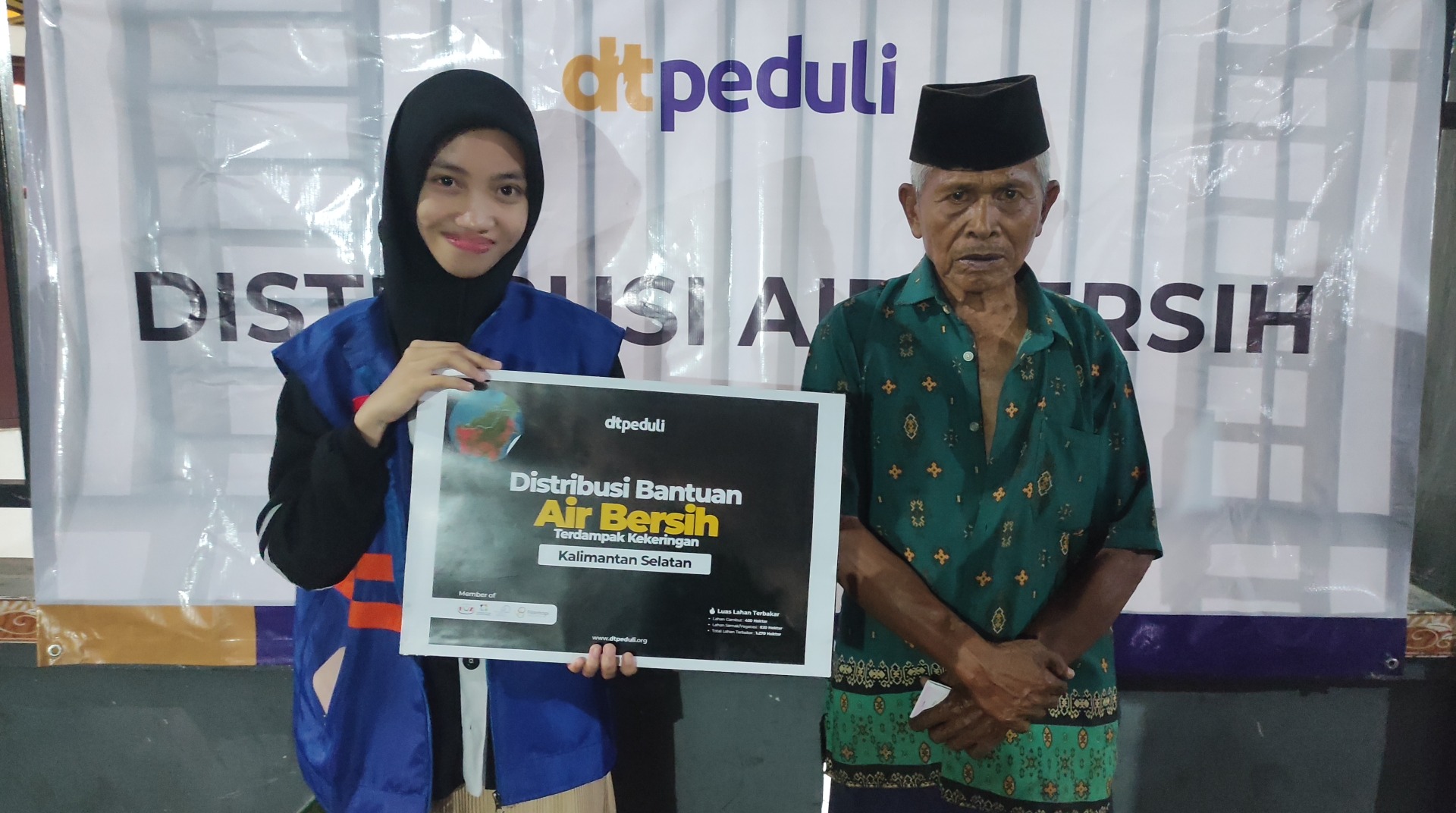 Ringankan Beban Warga Terdampak Kekeringan, DT Peduli Kalsel Salurkan Air Bersih