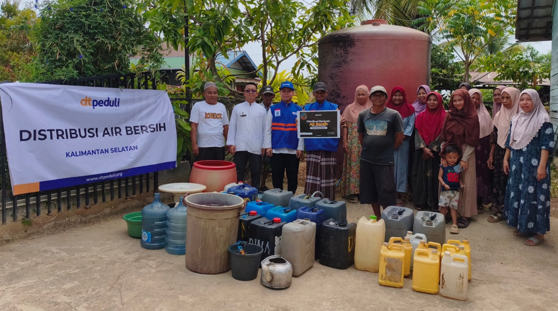 Di Tengah Kemarau, DT Peduli Kalsel Hadirkan Air Bersih untuk Warga Pindahan Baru