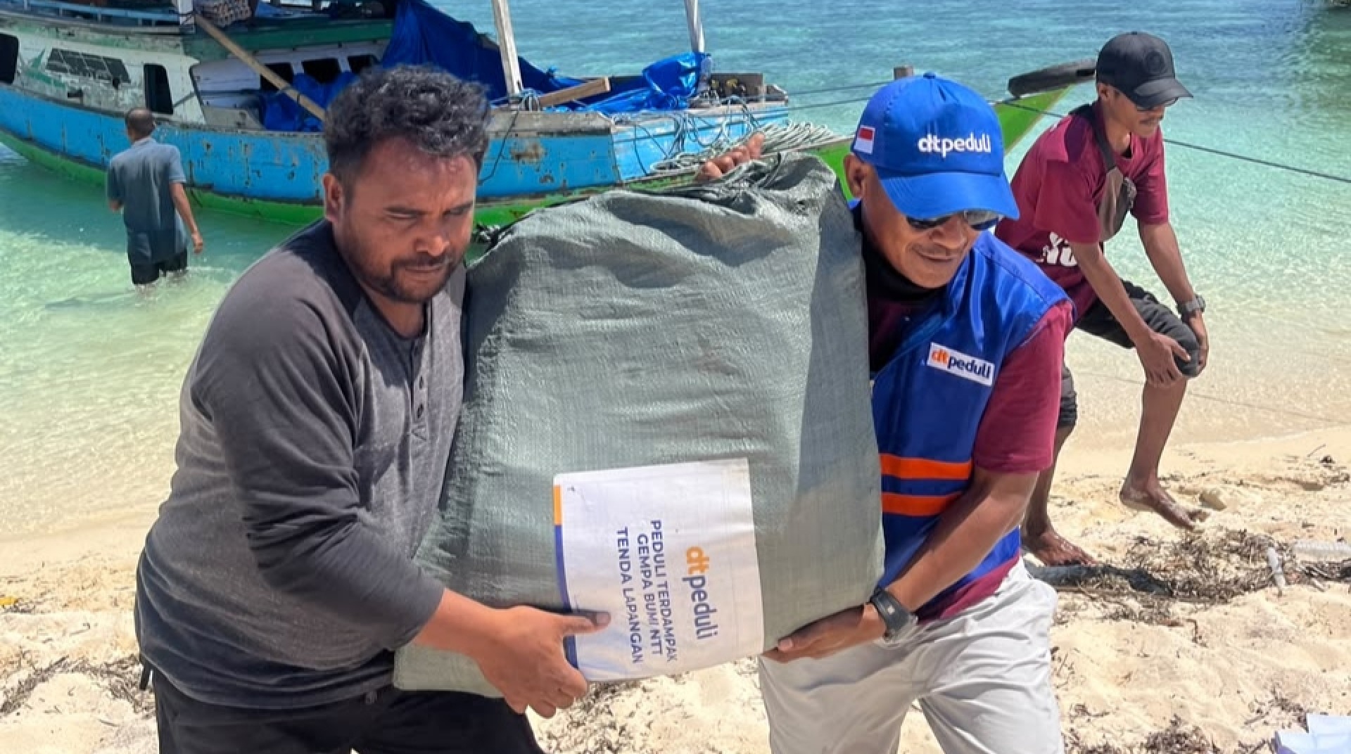 DT Peduli Jatim Bersama FOZ Jatim dan Meratus Foundation Kirim Bantuan untuk Penyintas Gempa NTT
