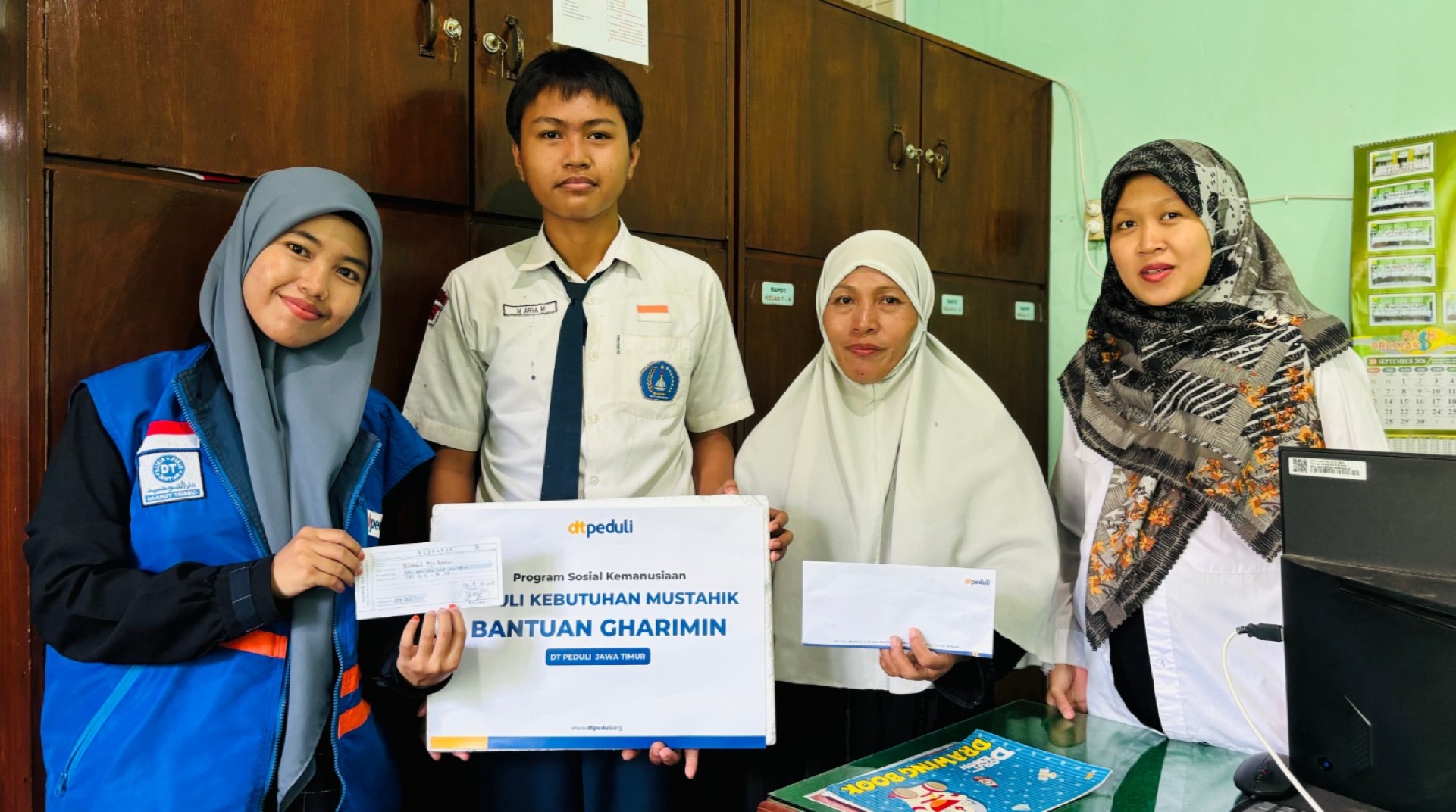 DT Peduli Jatim Salurkan Bantuan Gharimin untuk Bantu Pendidikan Anak Keluarga Mustahik