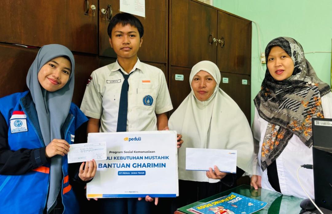 DT Peduli Jatim Salurkan Bantuan Gharimin untuk Bantu Pendidikan Anak Keluarga Mustahik