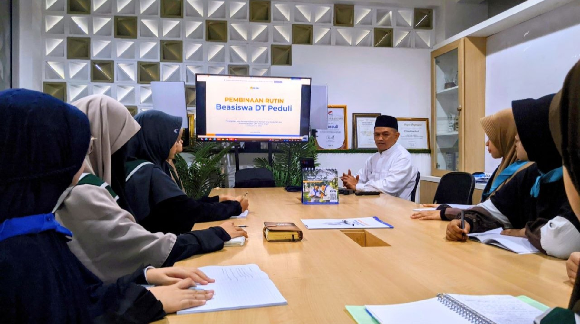 DT Peduli Bandung Dorong Santri Penerima Beasiswa Tumbuh Berkarakter dan Mandiri