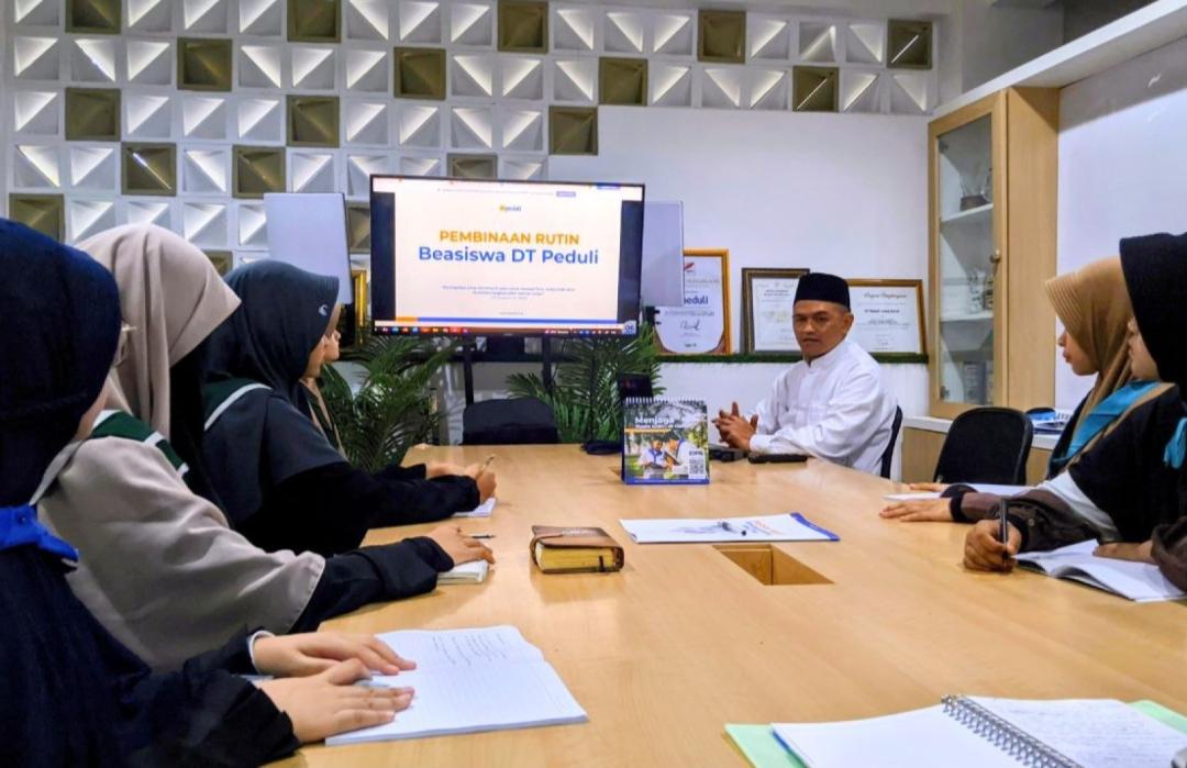 DT Peduli Bandung Dorong Santri Penerima Beasiswa Tumbuh Berkarakter dan Mandiri