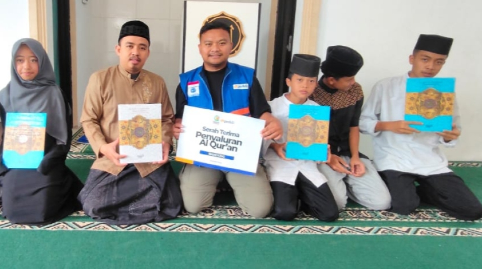DT Peduli Bandung Salurkan Al-Qur’an untuk Santri Pesantren Barokatut Taqwa