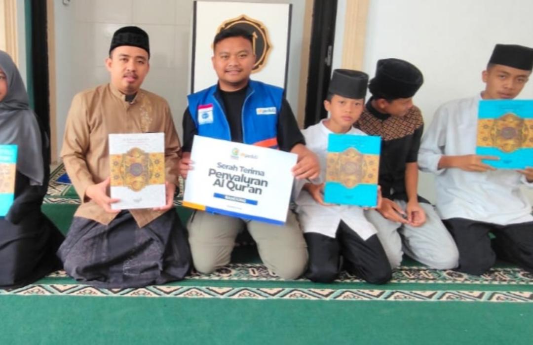 DT Peduli Bandung Salurkan Al-Qur’an untuk Santri Pesantren Barokatut Taqwa