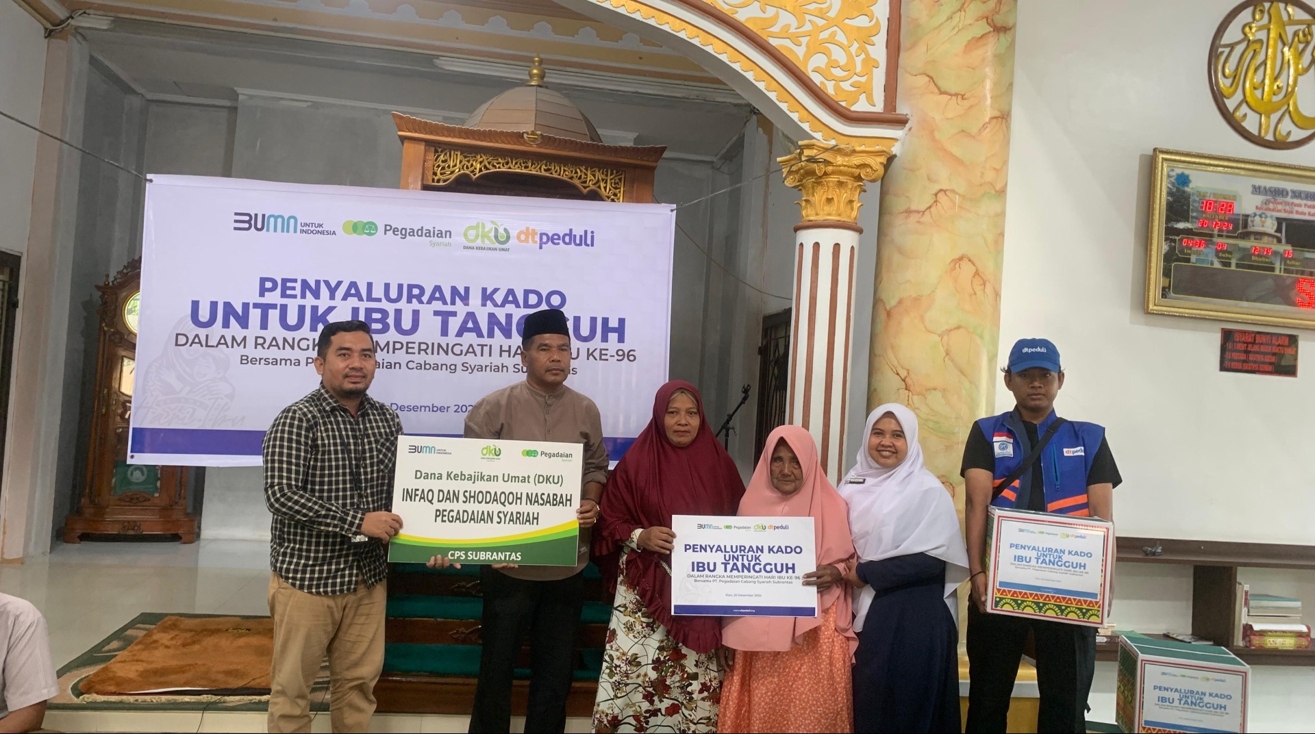 DT Peduli Riau dan PT Pegadaian Cabang Syariah Subrantas Bagikan Kado untuk Ibu Tangguh di Kampar