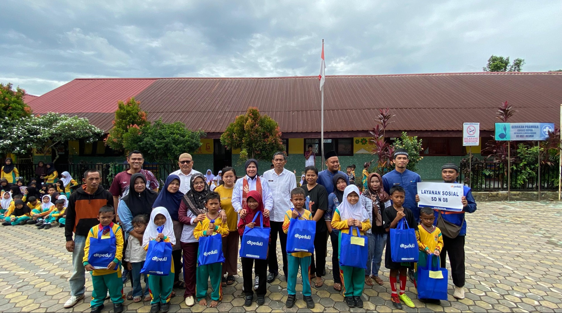 DT Peduli Lubuklinggau Berbagi Sepatu Sekolah untuk Siswa di SDN 08 Lubuklinggau