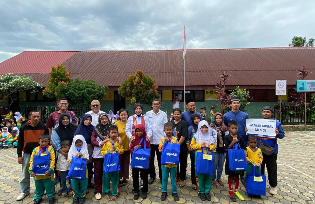 DT Peduli Lubuklinggau Berbagi Sepatu Sekolah untuk Siswa di SDN 08 Lubuklinggau