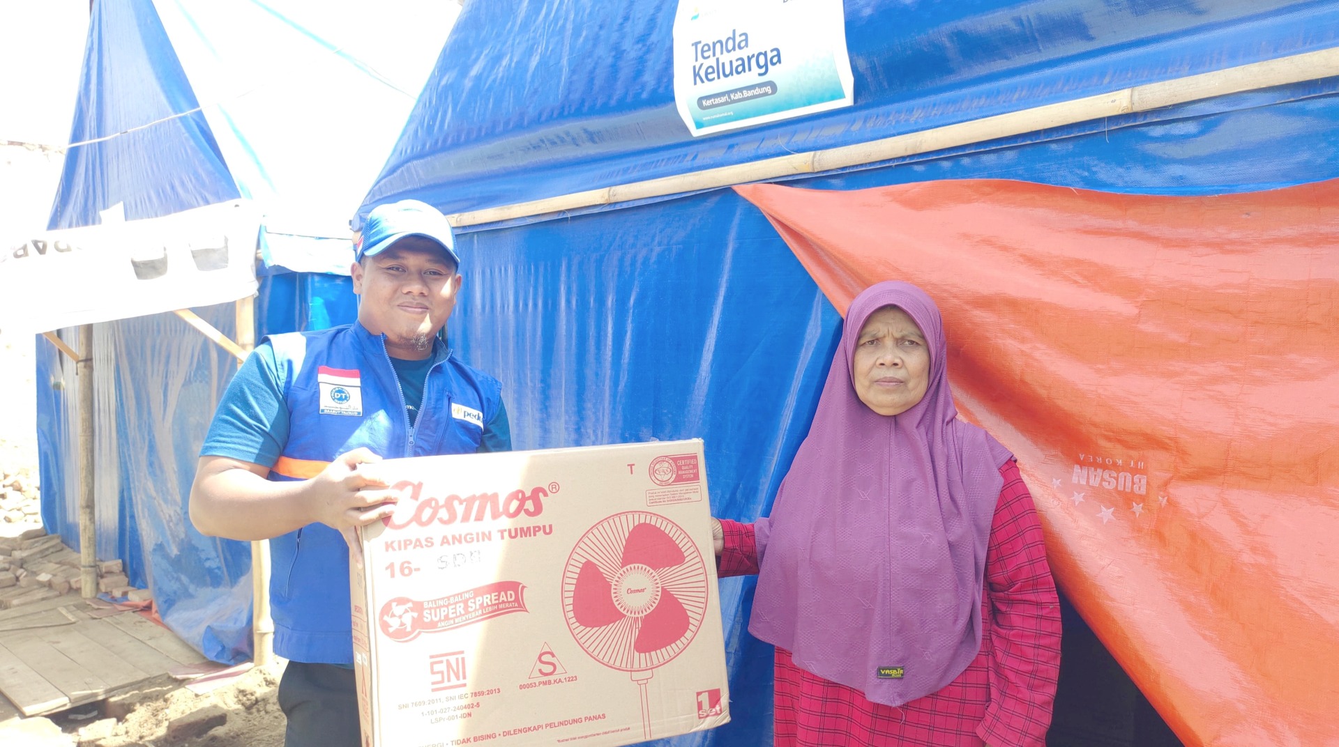 Bantuan Kipas Angin untuk Korban Gempa di Cibeureum, Kertasari