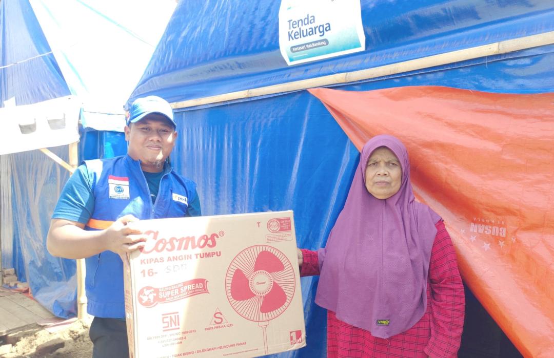 Bantuan Kipas Angin untuk Korban Gempa di Cibeureum, Kertasari