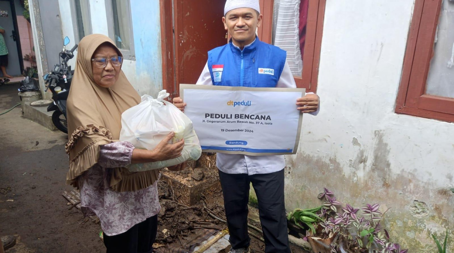 DT Peduli Bandung Salurkan Bantuan Sembako untuk Korban Longsor di Geger Arum