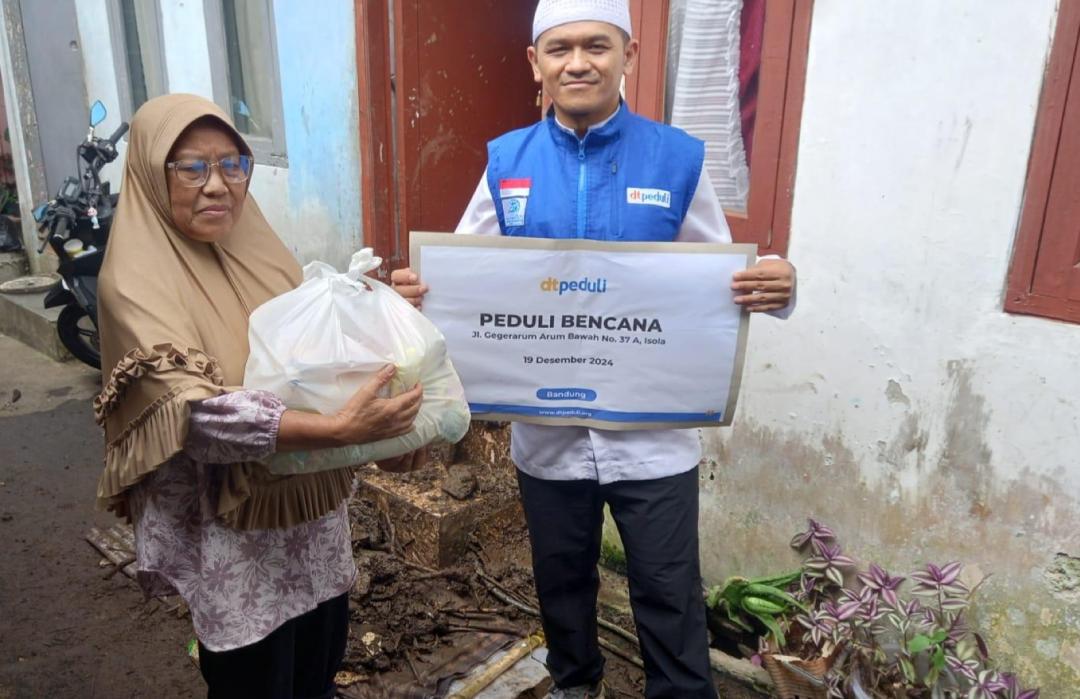 DT Peduli Bandung Salurkan Bantuan Sembako untuk Korban Longsor di Geger Arum