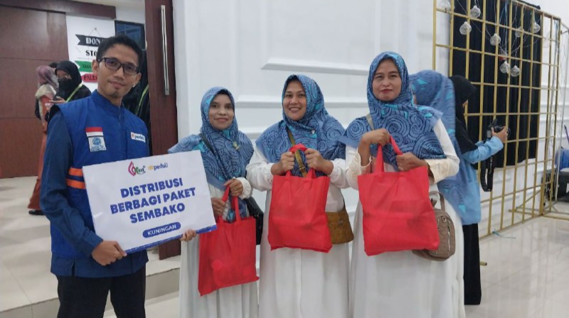 DT Peduli Kuningan Salurkan 102 Paket Sembako dalam Pasar Raya Qur'an Festival di STIQ Al Multazam