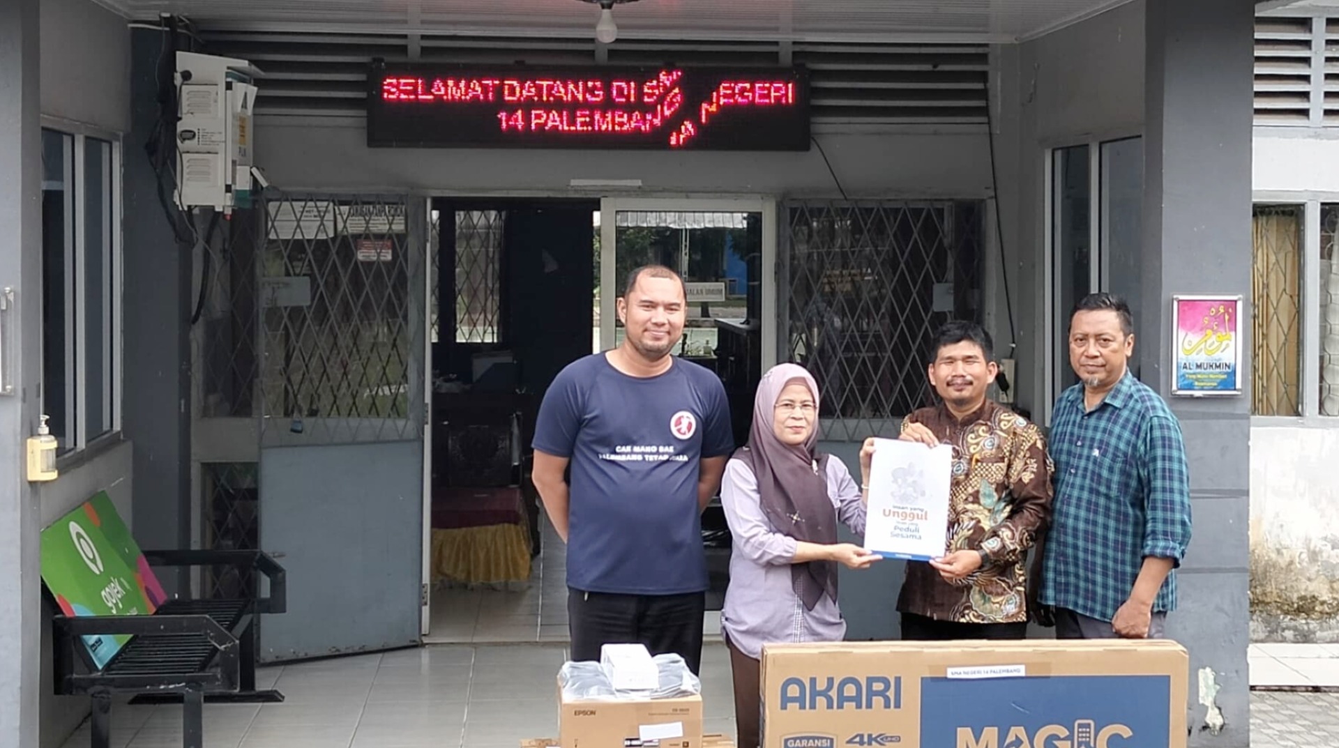 Tunaikan Amanah Program Sosial BI, DT Peduli Sumsel Salurkan Bantuan Fasilitas Sekolah ke SMA Negeri 14 Palembang