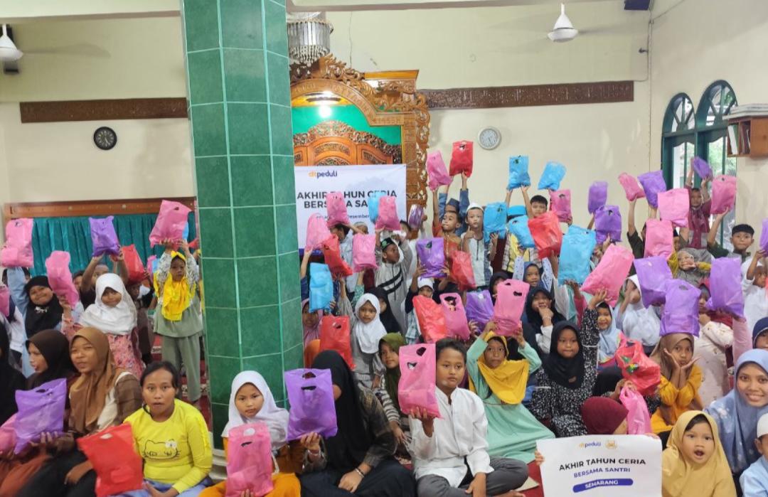 Akhir Tahun Ceria Bersama Santri, DT Peduli Jateng Bagikan 150 Paket Bingkisan 