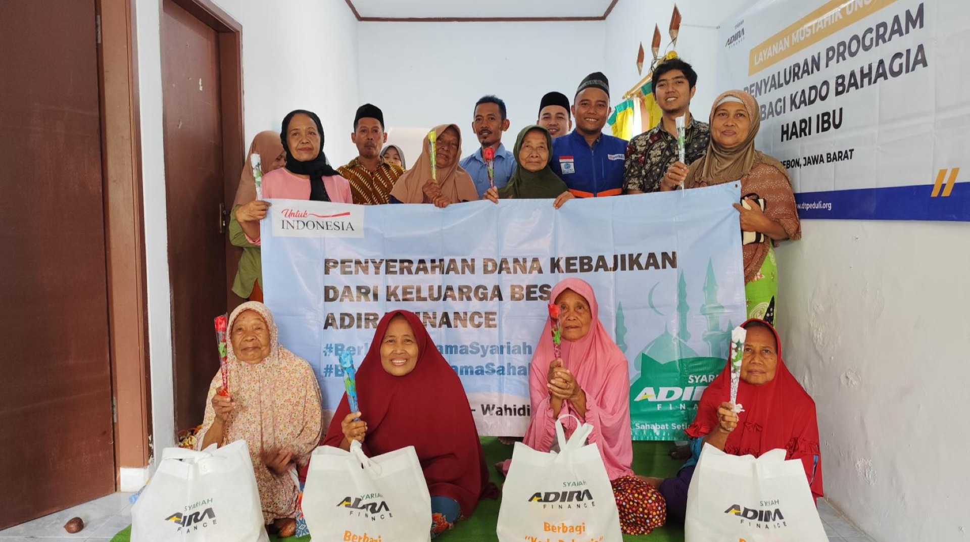 Peringati Hari Ibu, DT Peduli Cirebon dan Adira Finance Syariah Salurkan Paket Sembako