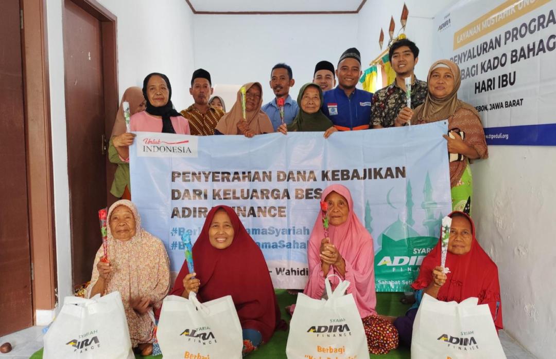 Peringati Hari Ibu, DT Peduli Cirebon dan Adira Finance Syariah Salurkan Paket Sembako