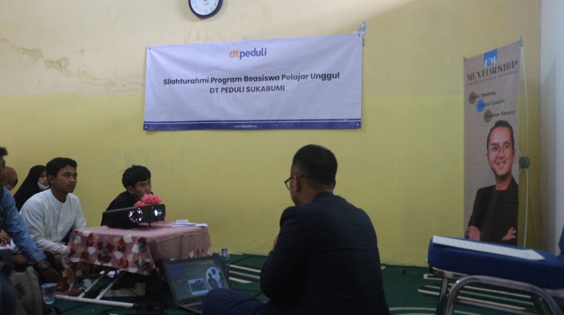 Tingkatkan Soft Skills Bea Mahasiswa, DT Peduli Sukabumi Berikan Pelatihan Public Speaking