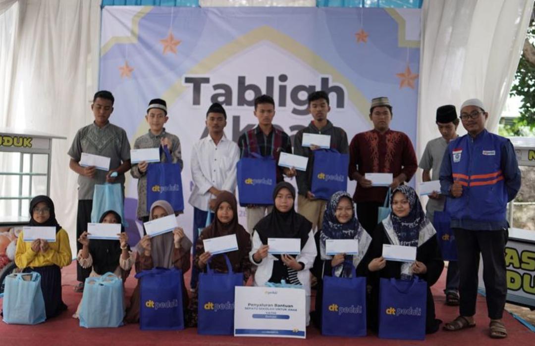 DT Peduli Bekasi Bagikan 70 Pasang Sepatu untuk Anak Yatim dan Dhuafa di Masjid Al Qomariyah 