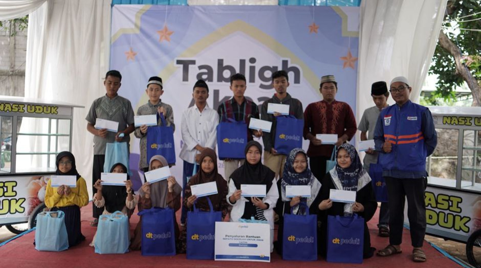 DT Peduli Bekasi Bagikan 70 Pasang Sepatu untuk Anak Yatim dan Dhuafa di Masjid Al Qomariyah 