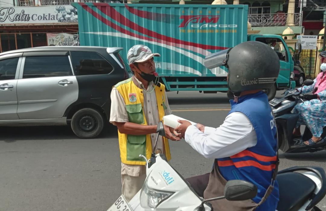 Tunaikan Amanah Donatur, DT Peduli Lubuklinggau Salurkan Nasi Jumat Berkah