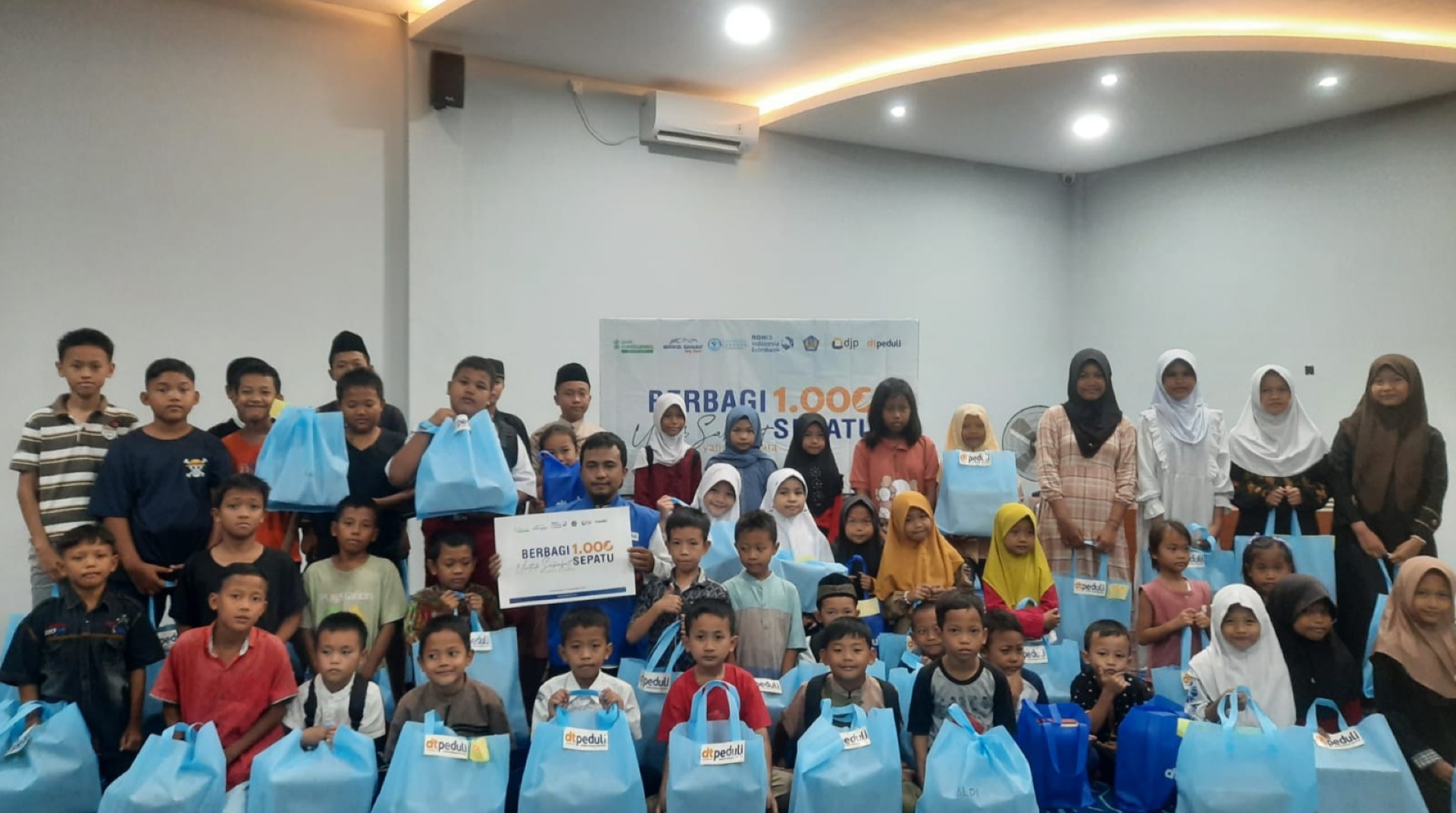 Program Berbagi 1.000 Sepatu, DT Peduli Lubuklinggau Bantu Anak Kurang Mampu