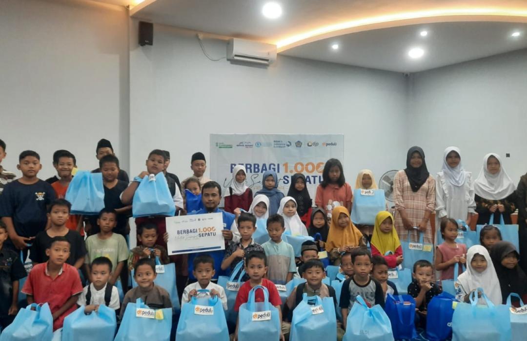 Program Berbagi 1.000 Sepatu, DT Peduli Lubuklinggau Bantu Anak Kurang Mampu