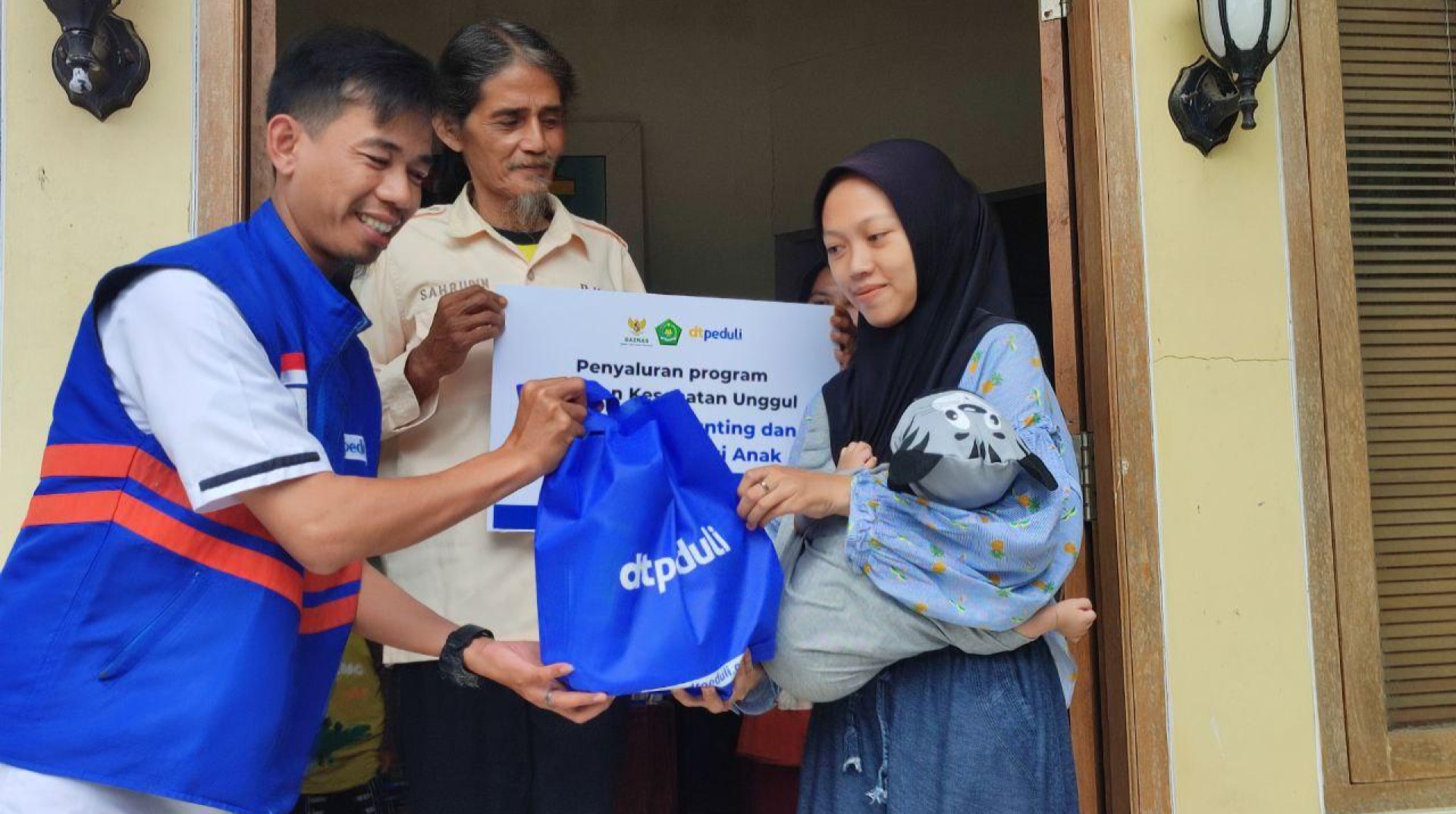 DT Peduli Sukabumi Menyalurkan Bantuan Makanan dan Nutrisi Penunjang Stunting di Kampung Zakat