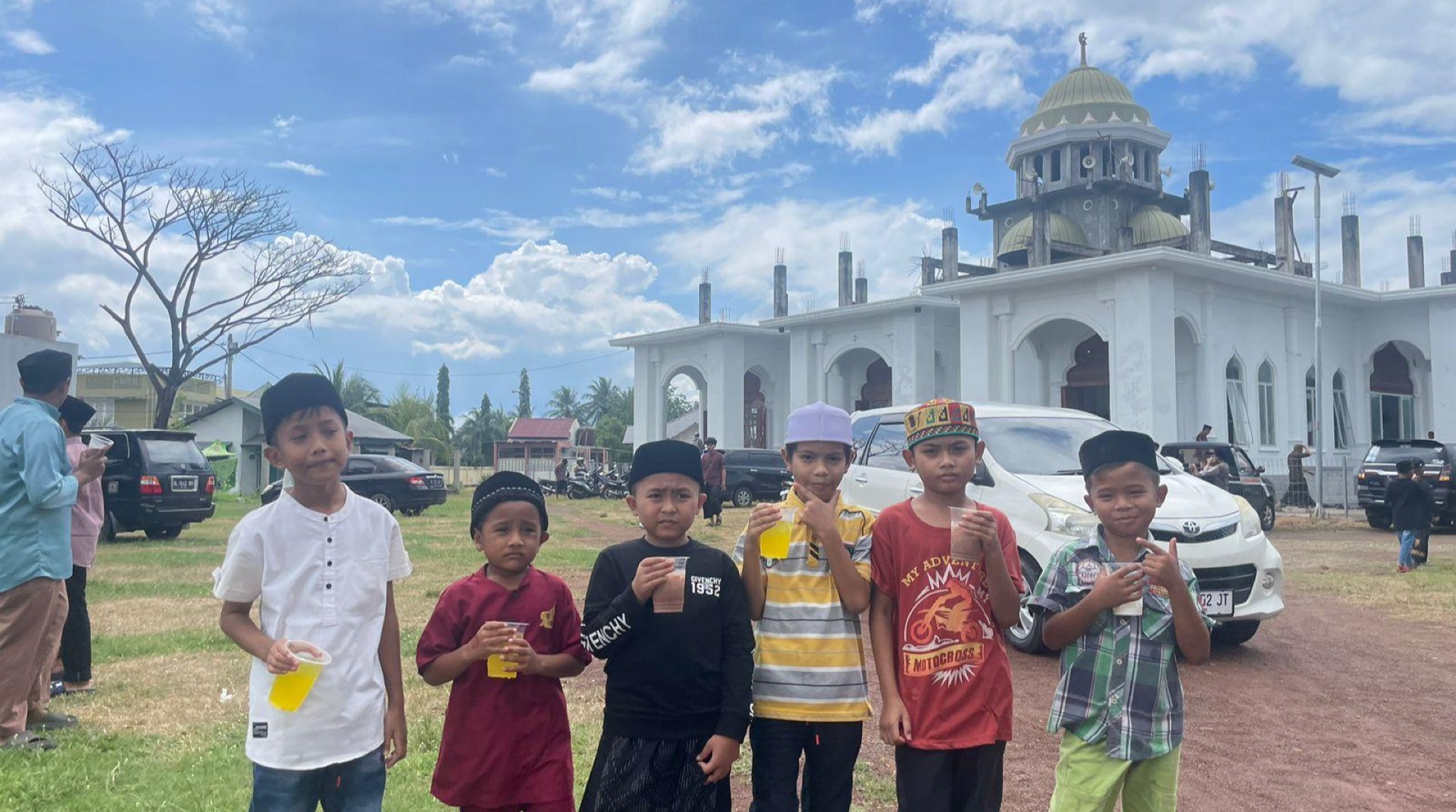 Rutin Berbagi Keberkahan di Hari Jumat, DT Peduli Aceh Bagikan Aneka Kue dan Minuman di Masjid As Sadaqah 