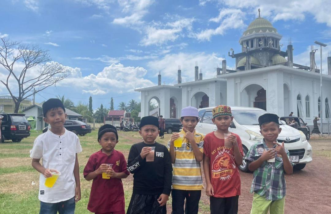 Rutin Berbagi Keberkahan di Hari Jumat, DT Peduli Aceh Bagikan Aneka Kue dan Minuman di Masjid As Sadaqah 