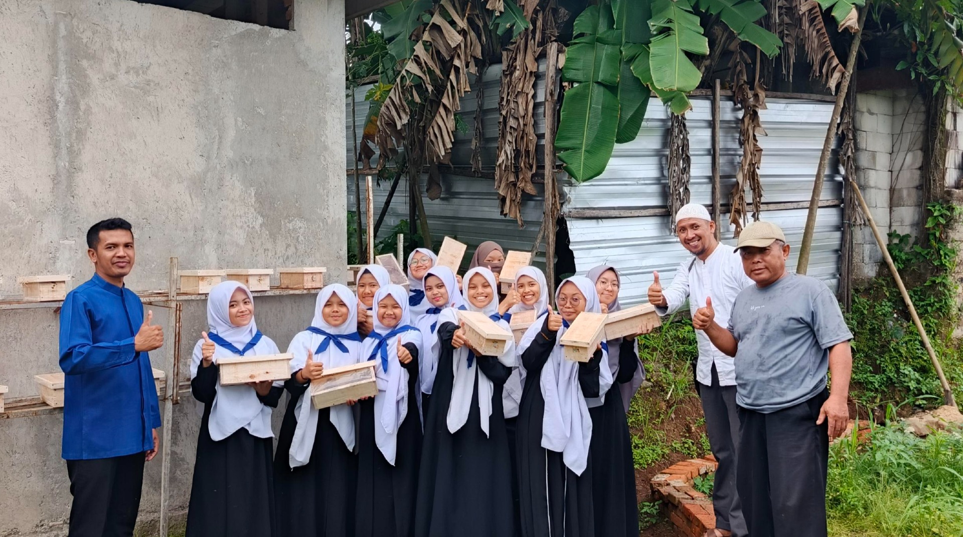 Baitul Quran DTPeduli Bogor Melatih Kemandirian Santri Baitul Quran DT Peduli Bogor Menternakkan Lebah Madu