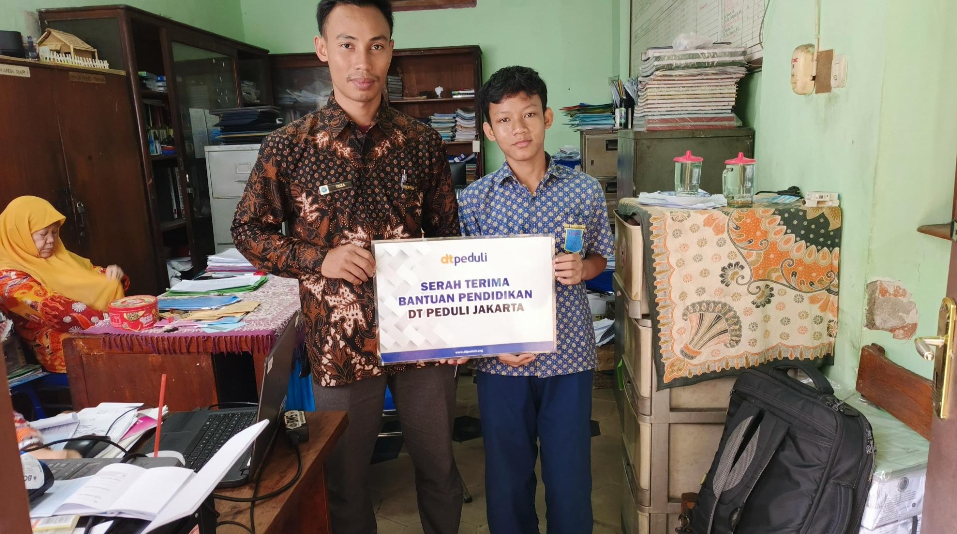 DT Peduli Salurkan Bantuan Pendidikan untuk Abidzar Al Ghifari, Siswa Berprestasi dari SMP Darul Mukminin Jakarta