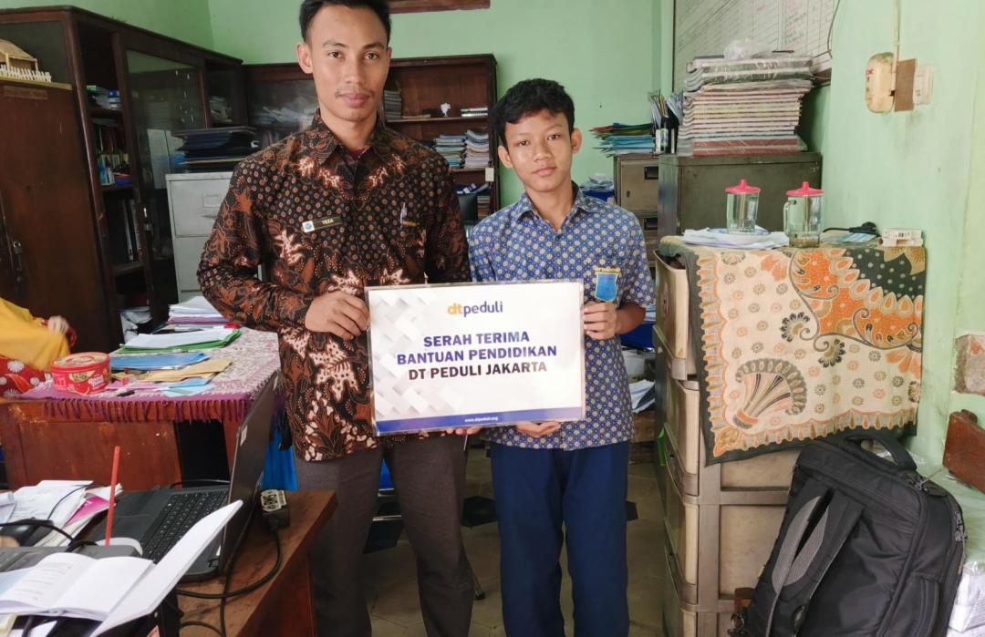 DT Peduli Salurkan Bantuan Pendidikan untuk Abidzar Al Ghifari, Siswa Berprestasi dari SMP Darul Mukminin Jakarta